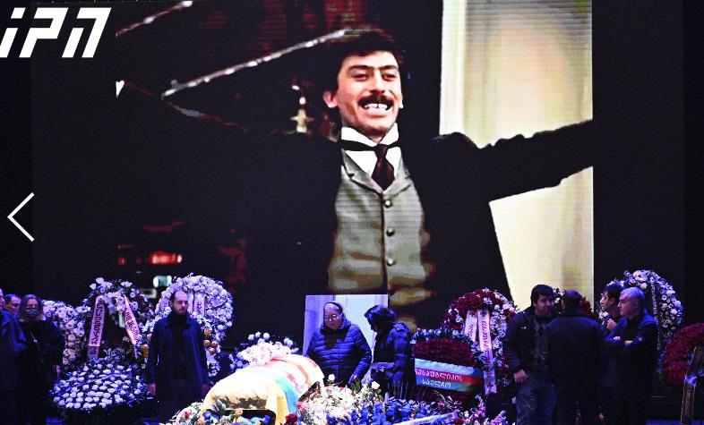 ბუბა კიკაბიძე ვერის სასაფლაოზე, მისი ანდერძის თანახმად, დედის და მეუღლის გვერდით დაკრძალეს - "მე ვიცხოვრე ლამაზი, ბედნიერი ცხოვრებით"