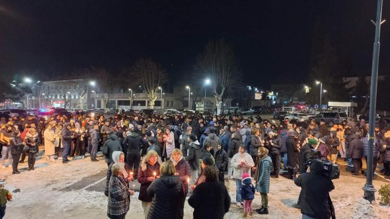 აქცია საგარეჯოს ცენტრში - მოქალაქეები ცეცხლსასროლი იარაღით თავდასხმისას დაღუპულებს პატივს მიაგებენ