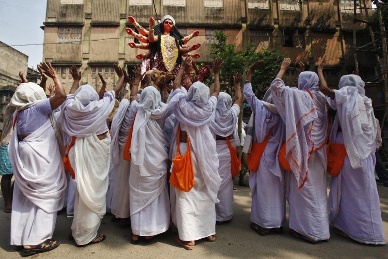 "ქვრივების ქალაქი" ინდოეთში - როგორ ცხოვრობენ უიმედობისა და ტანჯვისთვის განწირული ქალები, რომლებსაც ქმრის სიკვდილის შემდეგ, ოჯახები სახლიდან აძევებენ