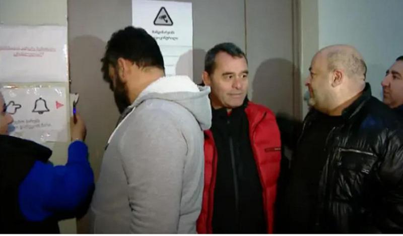 აქციის მონაწილეები კარს მუშტებს ურტყამენ და სკანდირებენ: "გამოდით“, "კარი გააღეთ!“ - რა ხდება საგანგებო სიტუაციებისა და გადაუდებელი დახმარების ცენტრში