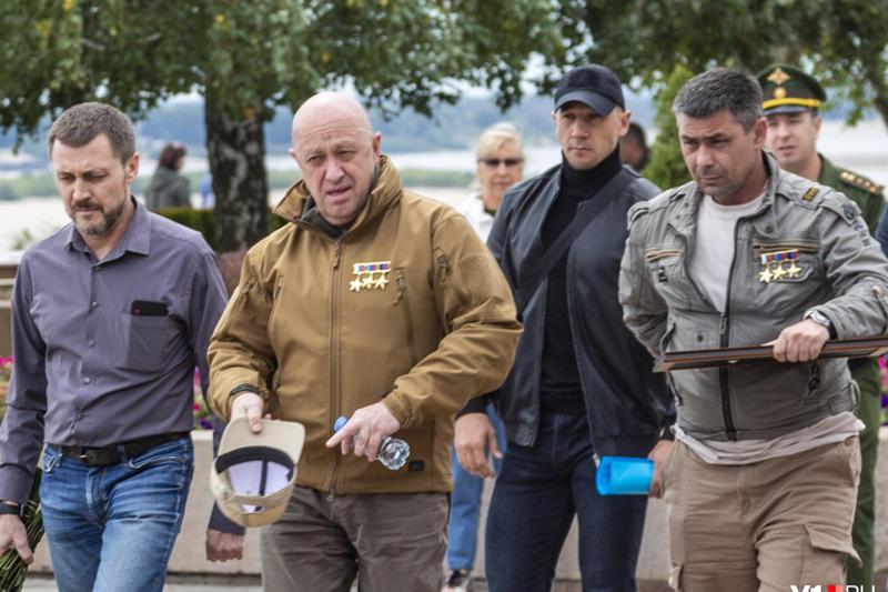 რუსები პრიგოჟინის "ვაგნერების" წინააღმდეგ - "პუტინის მზარეულის" ომში წაყვანილ პატიმრებსაც ვერ აკონტროლებს: "მკვლელებმა საპატიმრო დატოვეს და სამხედრო ნაწილიდან გაიპარნენ"