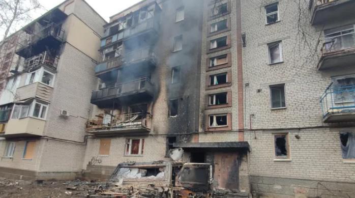 ოკუპანტებმა ბახმუტში საცხოვრებელი კორპუსები დაბომბეს: არის მსხვერპლი - ერთ-ერთი გარდაცვლილი არასრულწლოვანია