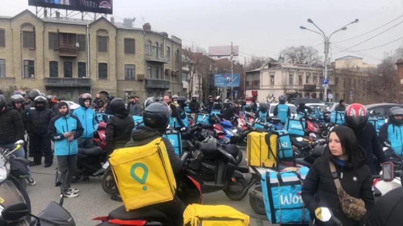 კურიერებმა აქცია გამართეს - ისინი სამუშაო პირობების გაუმჯობესებას ითხოვენ