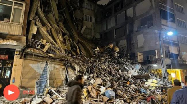 თურქეთში, მიწისძვრის შედეგად, 284 ადამიანი დაიღუპა, სირიაში კი, სულ მცირე, 237 - დაშავებულია ასეულობით ადამიანი, იტალია მოსახლეობას ცუნამის შესახებ აფრთხილებს (ფოტო, ვიდეო)