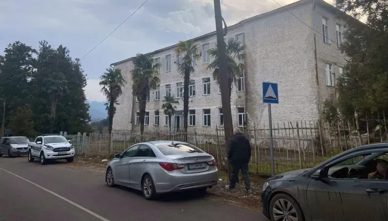 ტრაგედია ოზურგეთში: სკოლის სახურავიდან მუშა გადმოვარდა და დაიღუპა