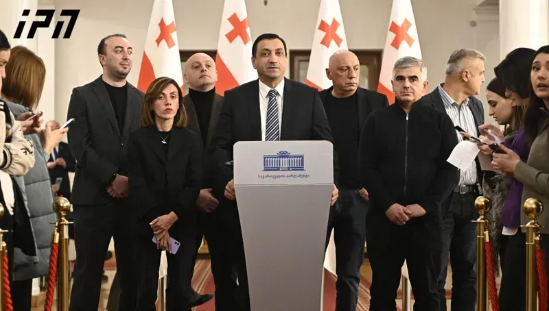 ფრაქცია "ნაციონალური მოძრაობა“ პოლიტიკური ბოიკოტის რეჟიმზე გადადის - საპარლამენტო საქმიანობაში მონაწილეობას არ მიიღებს, თუმცა ამ ეტაპზე მანდატებს ინარჩუნებს