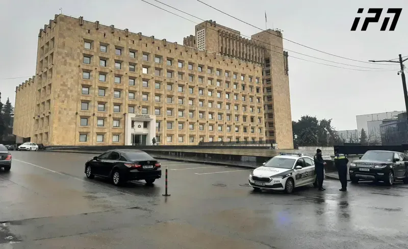 არსებული ინფორმაციით, მთავრობის ადმინისტრაციის შენობაში სამართალდამცავების მობილიზებაა