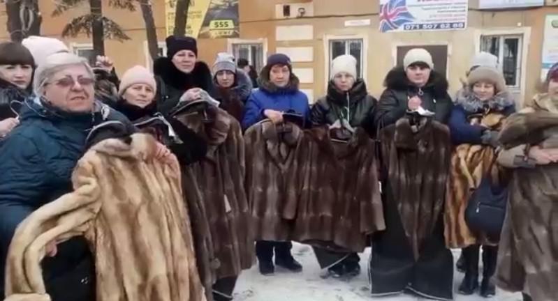 ბეწვის ქურქი მეუღლის სანაცვლოდ - რუსი სამხედროების ქვრივებს საჩუქრები დაურიგეს (ვიდეო)