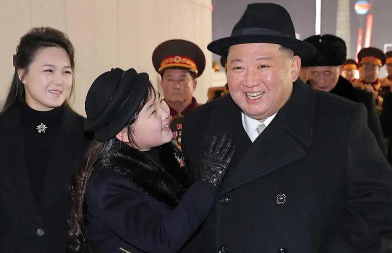 კიმ ჩენ ინისა და მისი ქალიშვილის ახალი კადრები ფხენიანიდან - მოსიყვარულე მამა-შვილის ვიდეო და გოგონა, რომელსაც სავარაუდოდ, ქვეყნის მართვისთვის ამზადებენ