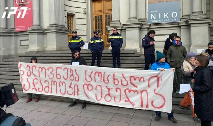 ეროვნულ გალერეასთან სანდრო სულაბერიძის მხარდასაჭერი აქცია მიმდინარეობს - რა ხდება ამ წუთებში ადგილზე