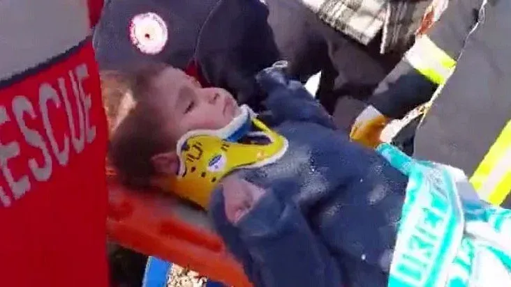 კიდევ ერთი გადარჩენილი - მიწისძვრიდან 150 საათის შემდეგ მაშველებმა ნანგრევებიდან 3 წლის გოგონა ამოიყვანეს