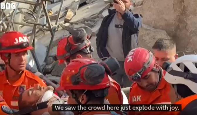 170 საათი ნანგრევებში - მაშველებს მიწისძვრით მიწასთან გასწორებული შენობებიდან ცოცხალი ადამიანები კიდევ ამოჰყავთ