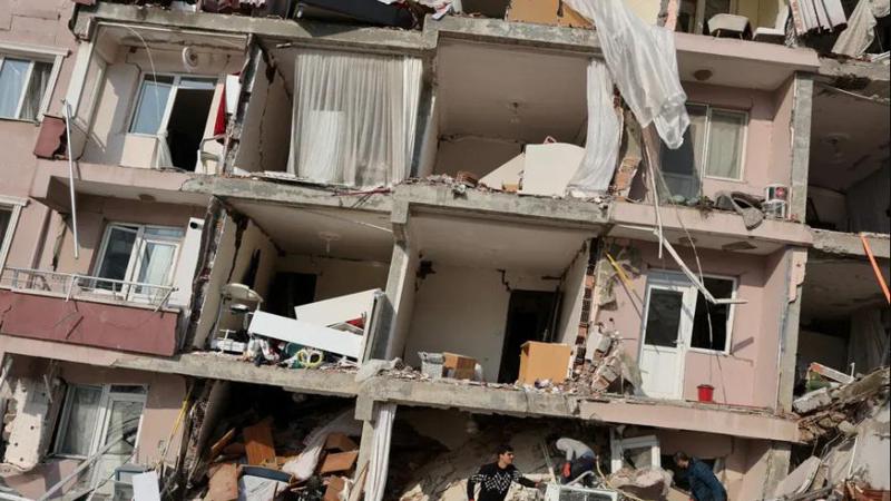 დღის ფოტო: ცხოვრება, რომელიც წამებში ჩამოინგრა - საცხოვრებელი კორპუსი ჰათაის პროვინციაში