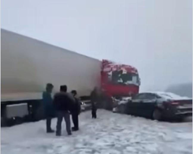 ავტოსაგზაო შემთხვევა სამტრედიის გადასახვევთან - ავტომაგისტრალზე მოძრაობა პარალიზებულია (ვიდეო)