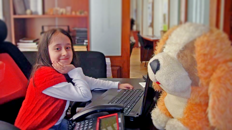 14 წლის თელაველმა გოგონამ განათლების სამინისტროს დავა მოუგო: უწყებას მორალური ზიანის ანაზღაურება დაეკისრა - "დავმუნჯდი, ისეთი ბედნიერი ვარ"