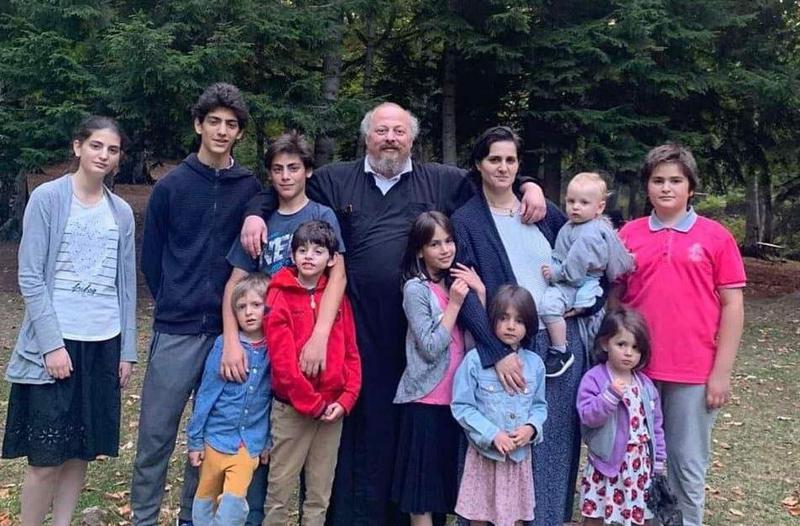 მამა დავით მესხს, რომელსაც 11 შვილი ჰყავს, დახმარება ესაჭიროება - მის 8 წლის ნინის აღმოაჩნდა სიმსივნე
