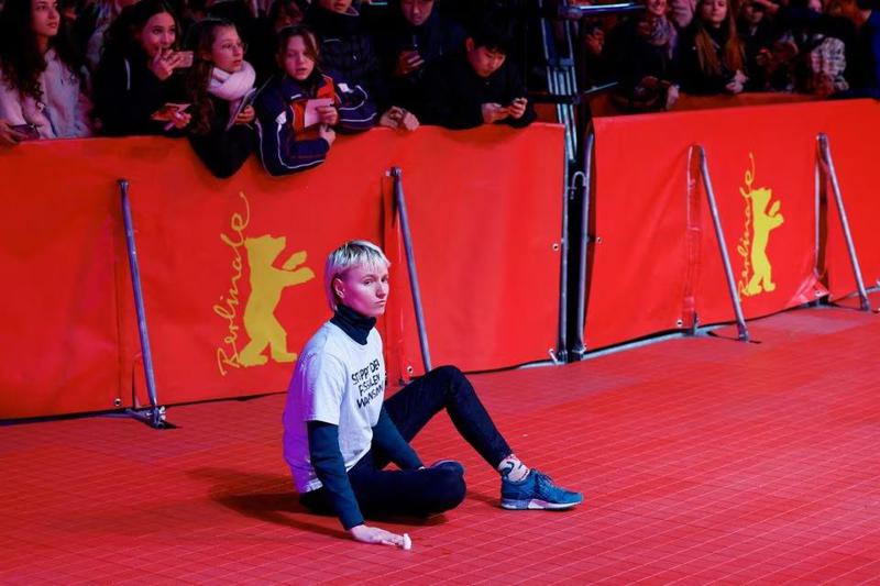 ბერლინალეს კინოფესტივალის გახსნაზე, კლიმატის ცვლილების აქტივისტებმა წითელ ხალიჩაზე თავი მიიწებეს (ფოტოები)