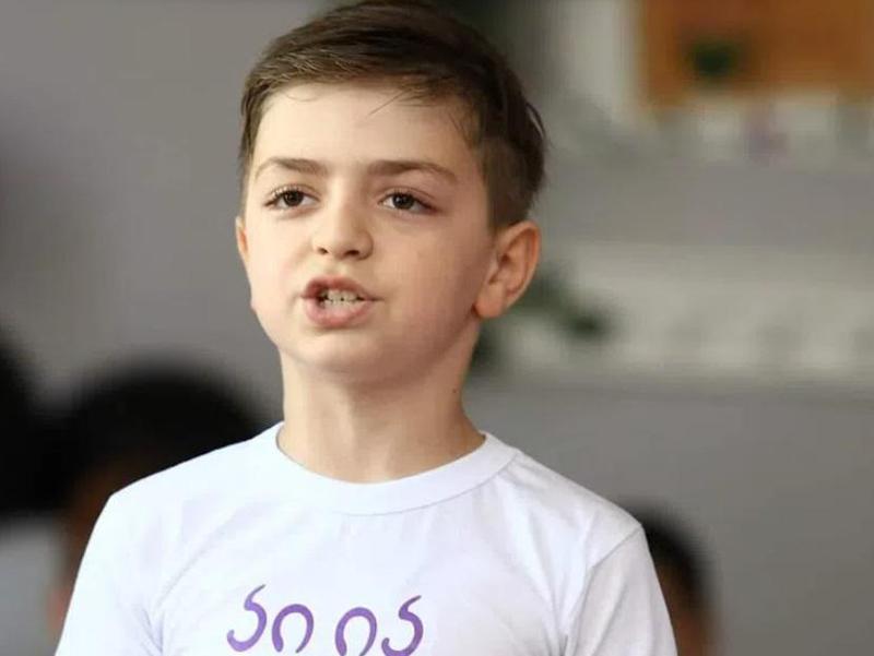 "რა არის ამ დაავადების გამომწვევი მიზეზი, ზუსტად ესეც არ ვიცით, არის ვარაუდი, რომ შეიძლება ცოფის საწინააღმდეგო აცრამ გამოიწვია" -  8 წლის ანდრიას საზოგადოების დახმარება სჭირდება