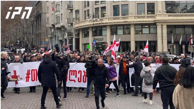 მიხეილ სააკაშვილის მხარდამჭერი აქციის მონაწილეები მთავრობის ადმინისტრაციიდან "ქართული ოცნების“ ოფისისკენ დაიძრნენ