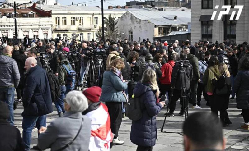 "თავისუფლება მიშას!" - რა ხდება მთავრობის ადმინისტრაციასთან, სადაც ნაციონალური მოძრაობის“ წევრები და მხარდამჭერები აქციას მართავენ