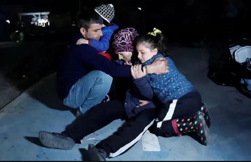 თურქეთში, გუშინ მომხდარი მიწისძვრის შედეგად, მინიმუმ 3 ადამიანი დაიღუპა და ასობით დაშავდა - მედიის ინფორმაციით, ქუჩებში შიში და პანიკაა