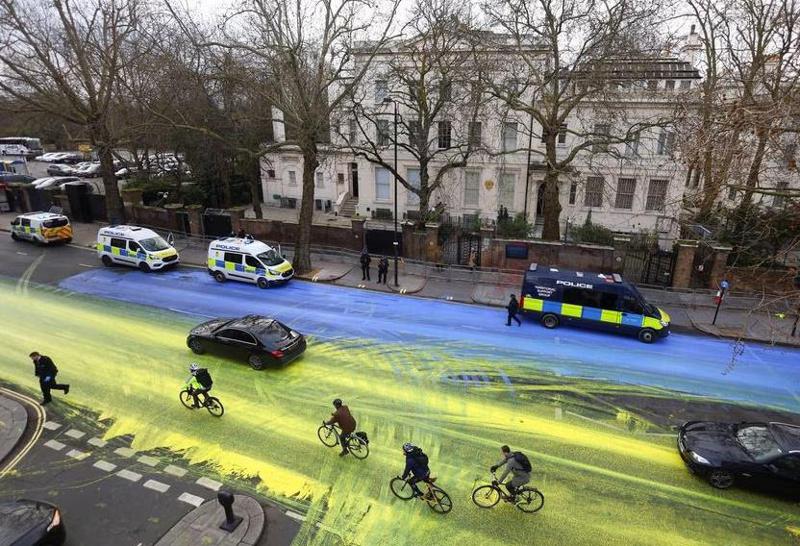 ლონდონში, რუსეთის საელჩოს წინ გზა უკრაინის დროში ფერებში შეღებეს (ფოტო)