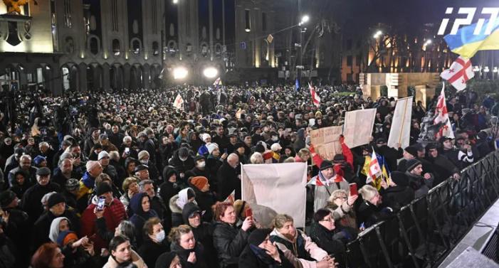 პარლამენტთან უკრაინის სოლიდარობის აქცია  მიმდინარეობს - რა ვითარებაა ადგილზე?