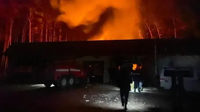 რუსებმა სვიატოგორსკში მაშველები დაბომბეს