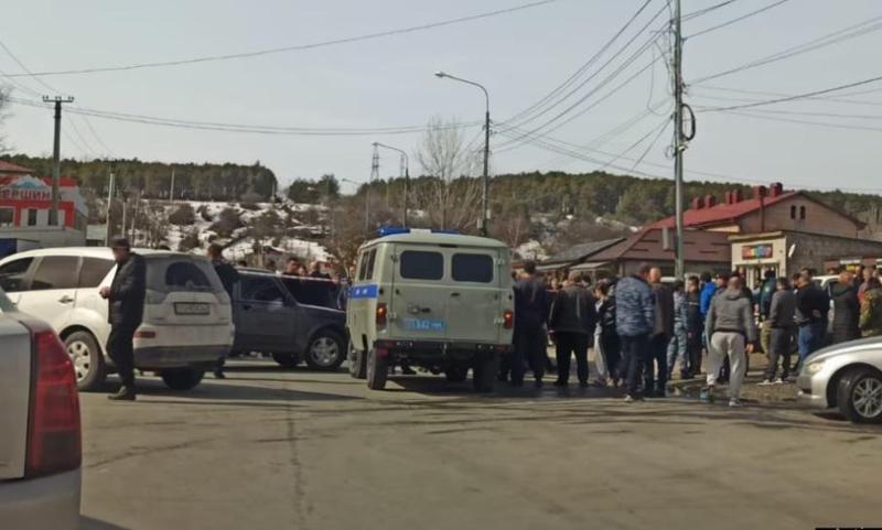 შეიარაღებული თავდასხმა ცხინვალში: მოკლულია ახალგაზრდა კაცი, მისი დაჭრილი 5 წლის შვილი სამკურნალოდ თბილისში გადმოიყვანეს