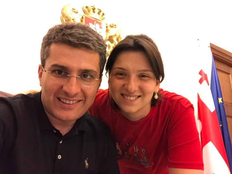 დეპუტატი უძრავი ქონების გარეშე და ჯამში 138 000-ლარიანი იპოთეკური სესხით - რა ქონებას ფლობენ მამუკა მდინარაძე და მისი მეუღლე?