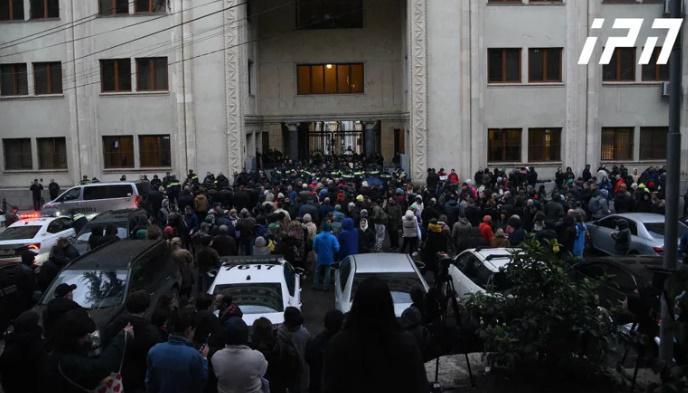 რა ვითარებაა პარლამენტთან, სადაც აქციის მონაწილეები იკრიბებიან - ხმაური საკანონმდებლო ორგანოს შიდა და გარე ტერიტორიაზე