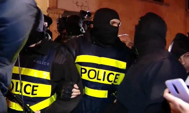 უკიდურესად დაძაბული ვითარება პარლამენტთან და პოლიციის უპრეცედენტო მობილიზება ადგილზე - დაკავებულია რამდენიმე პირი (ვიდეო)