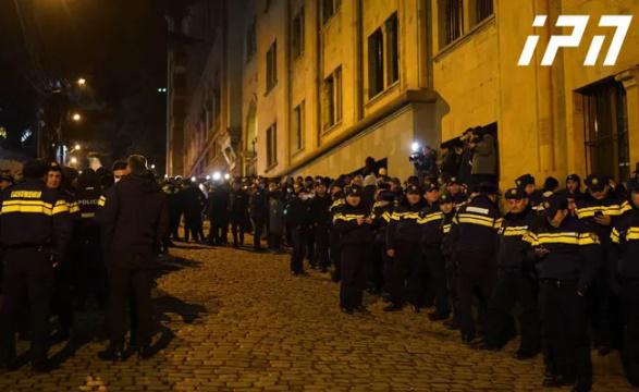 პოლიციამ პარლამენტის შესასვლელები აქციის მონაწილეებისგან გაათავისუფლა - რა ვითარებაა საკანონმდებლო ორგანოსთან?