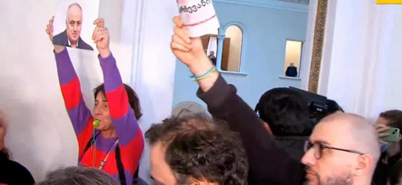 აქცია, ხმაური და ფიზიკური დაპირისპირება პარლამენტის შენობის შიგნით და გარეთ - რა ხდება ამ წუთებში საკანონმდებლო ორგანოში? (live)