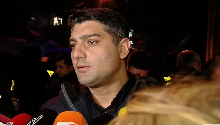 "დაახლოებით 30 ადამიანია შემოსული პოლიციის წინ, რომლებიც ახდენენ პროვოკაციას, იწვევენ პოლიციელებს, აგინებენ" - ვაჟა სირაძე