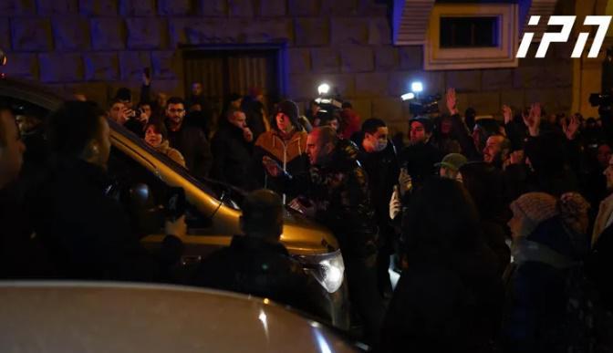 წუხელ პარლამენტთან მიმდინარე აქციაზე პოლიციამ 36 პირი დაკავა