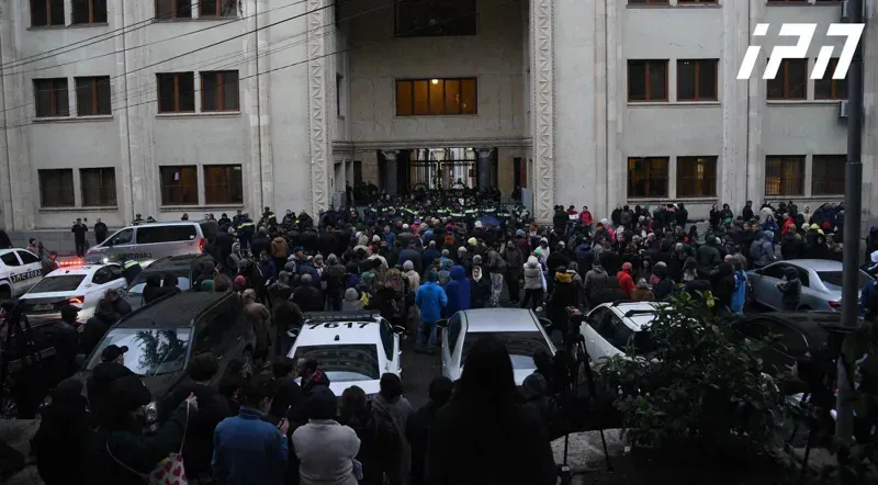 პარლამენტთან აქციაზე დაკავებულების ადვოკატები სამართალდამცავების მხრიდან უფლებამოსილების გადამეტების ფაქტებზე საუბრობენ
