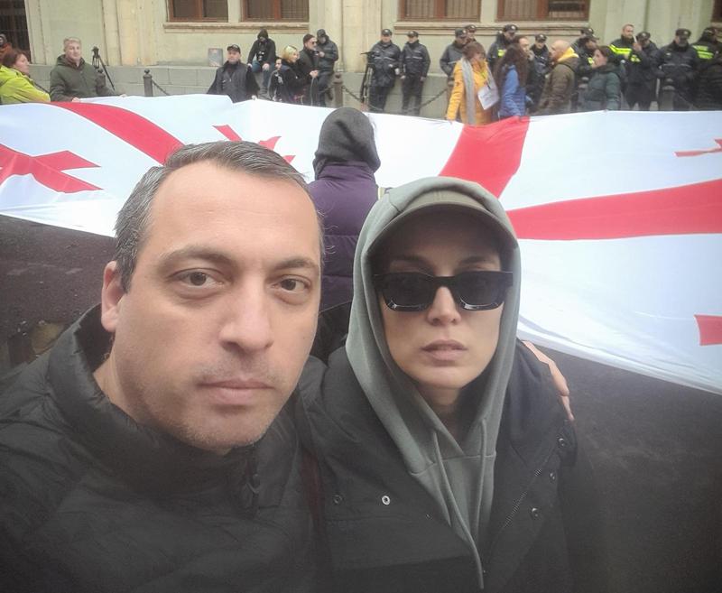 "ჩვენი მამა გმირულად იბრძოდა და დაიღუპა რუს ოკუპანტთან ბრძოლაში... ჩვენ იქ ვართ, სადაც უნდა ვიყოთ!" - ნანკა კალატოზიშვილი და მისი ძმა ე.წ. აგენტების კანონპროექტებს აპროტესტებენ