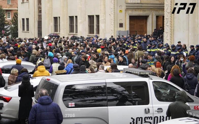 საპროტესტო აქციის მონაწილეებმა პარლამენტის შენობას კვერცხები ესროლეს