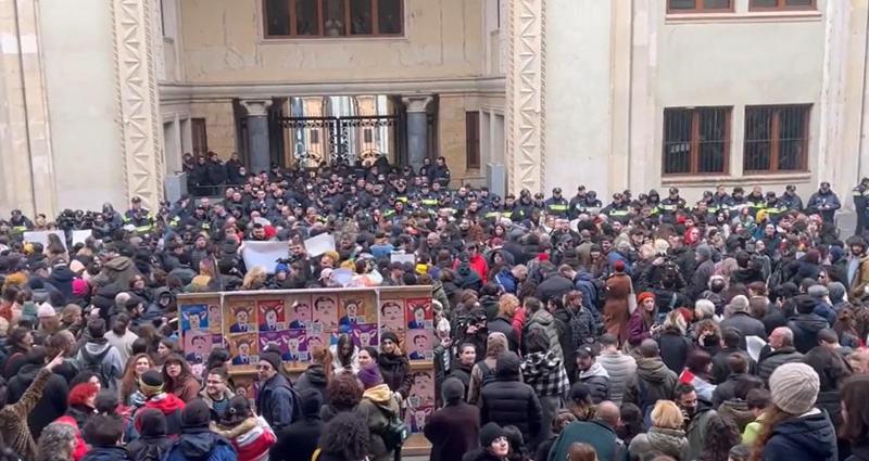 "ჩაკრულო" პარლამენტთან მიმდინარე აქციაზე, სადაც ე.წ. უცხო ქვეყნის გავლენების აგენტების შესახებ კანონპროექტებს აპროტესტებენ (ვიდეო)