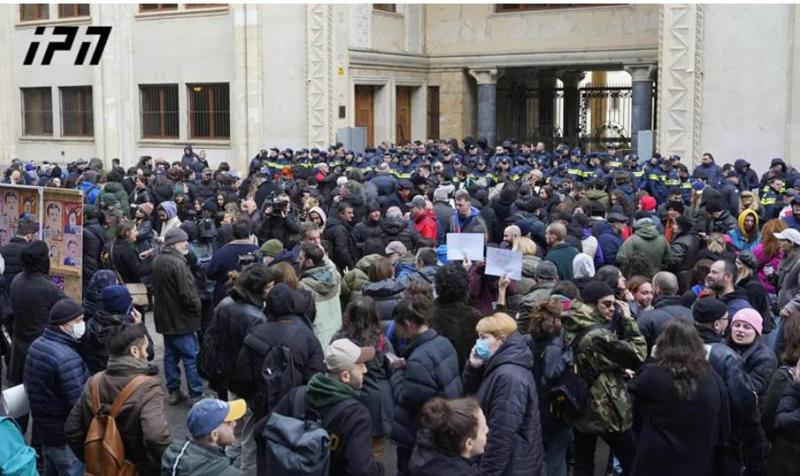 "არა რუსულ კანონს!" - პარლამენტთან ე.წ. უცხო ქვეყნის გავლენების აგენტების შესახებ კანონპროექტების საწინააღმდეგო აქცია მიმდინარეობს