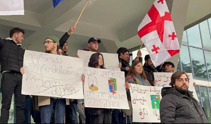 "არა რუსულ კანონს“ - ამ ლოზუნგით ბათუმში, შოთა რუსთაველის სახელობის სახელმწიფო უნივერსიტეტთან ახალგაზრდები აქციას მართავენ