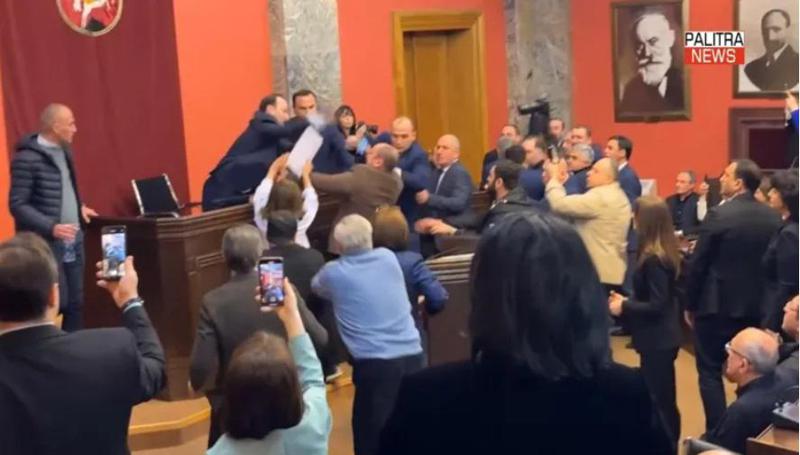 ფიზიკური დაპირისპირება იურიდიულ საკითხთა კომიტეტის სხდომაზე, სადაც ე.წ. აგენტების შესახებ კანონპროექტის განხილვა მიმდინარეობს (ვიდეო)