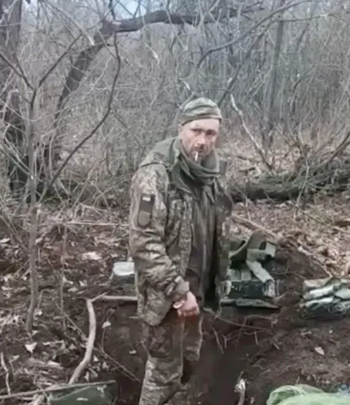 ვრცელდება ვიდეო, რომელშიც ნაჩვენებია. როგორ კლავენ უიარაღო, სავარაუდოდ, უკრაინელ სამხედრო ტყვეს - მისი უკანასკნელი სიტყვები იყო "დიდება უკრაინას!"