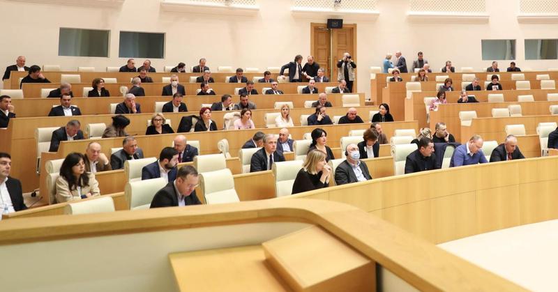 76 დეპუტატი, ვისი წყალობითაც ე.წ. უცხოური აგენტების შესახებ კანონი პირველივე მოსმენით მიიღეს - ნახეთ სია