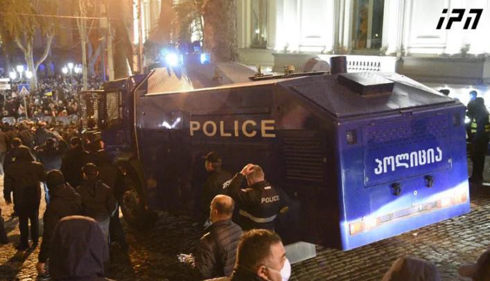 სპეცრაზმმა უკან დაიხია და ტერიტორიას აქციის მონაწილეები იკავებენ - რა ხდება ჭიჭინაძის ქუჩაზე?