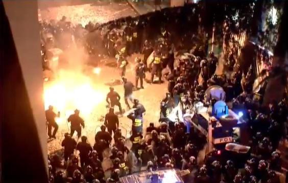 სპეცრაზმს აქციის მონაწილეებმა, სავარაუდოდ, ე.წ. მოლოტოვის კოქტეილები ესროლეს - ადგილზე ვითარება კვლავ დაძაბულია (ვიდეო)