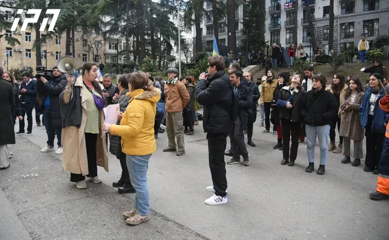 საქართველოს პარლამენტთან ე.წ აგენტებთან დაკავშირებით კანონპროექტების განხილვის გასაპროტესტებლად იკრიბებიან