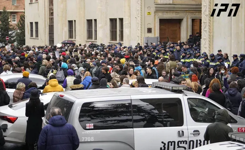 რა ვითარებაა პარლამენტთან, სადაც  ე.წ. აგენტების შესახებ კანონპროექტების საწინააღმდეგო აქცია მიმდინარეობს