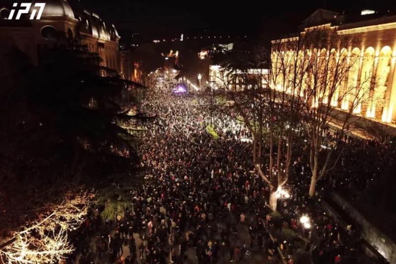 აქციის მონაწილეები რესპუბლიკის მოედნისკენ მიემართებიან